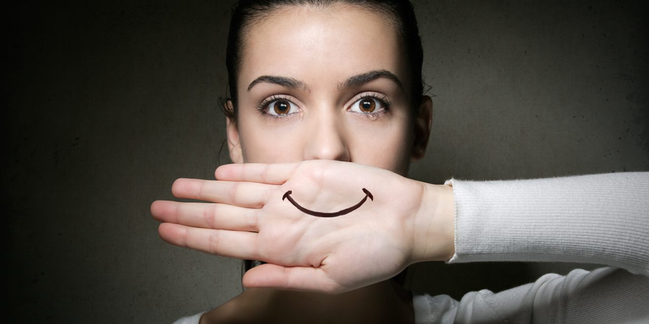 https://www.psiseg.com.br/wp-content/uploads/2022/03/portrait-young-girl-crying-with-her-hand-covering-her-mouth-1280x640.jpg