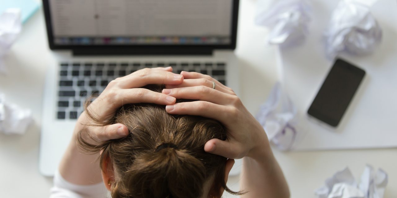 https://www.psiseg.com.br/wp-content/uploads/2022/04/portrait-woman-grabbing-head-desk-near-laptop-1280x640.jpg