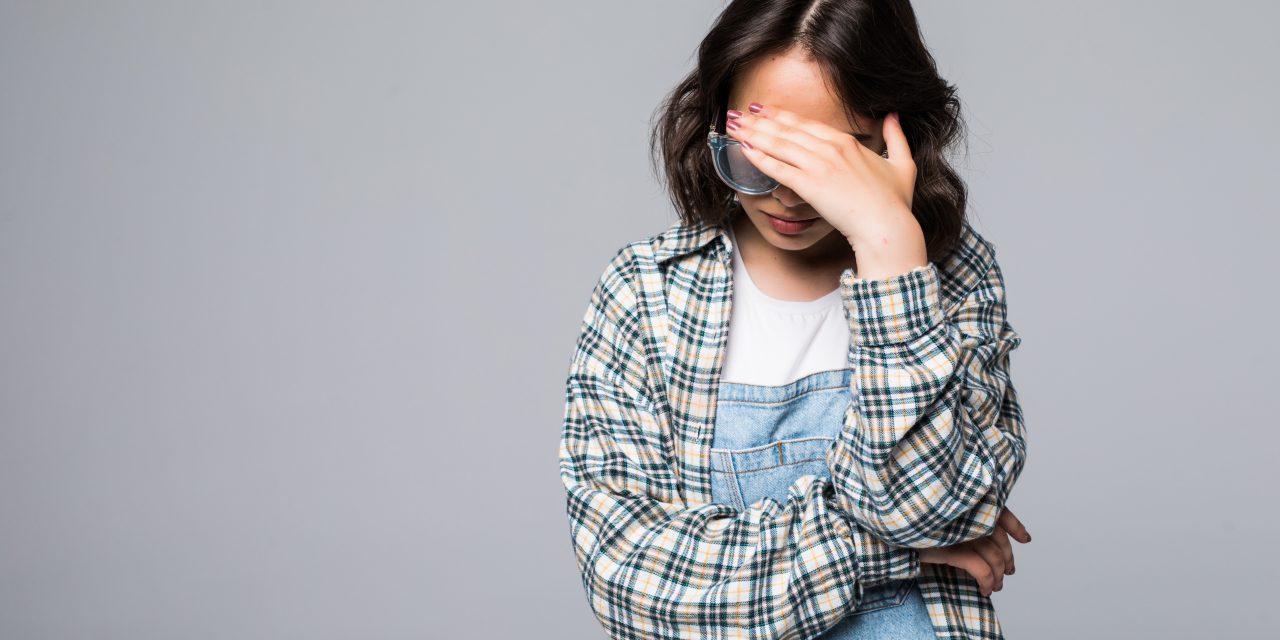 https://www.psiseg.com.br/wp-content/uploads/2022/07/see-no-evil-concept-portrait-young-scared-woman-covering-eyes-with-hands-1280x640.jpg